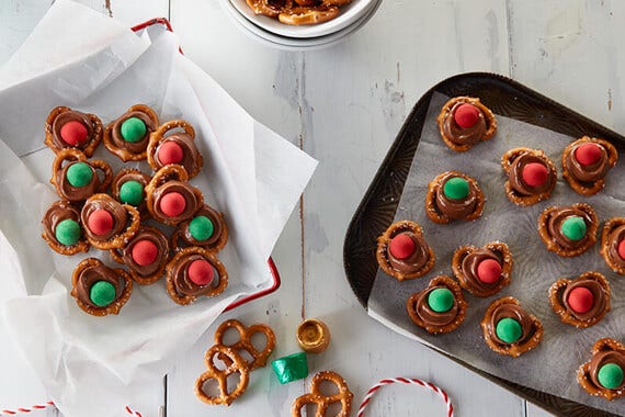 6 Crowd-Pleasing Holiday Party Snack Hacks
