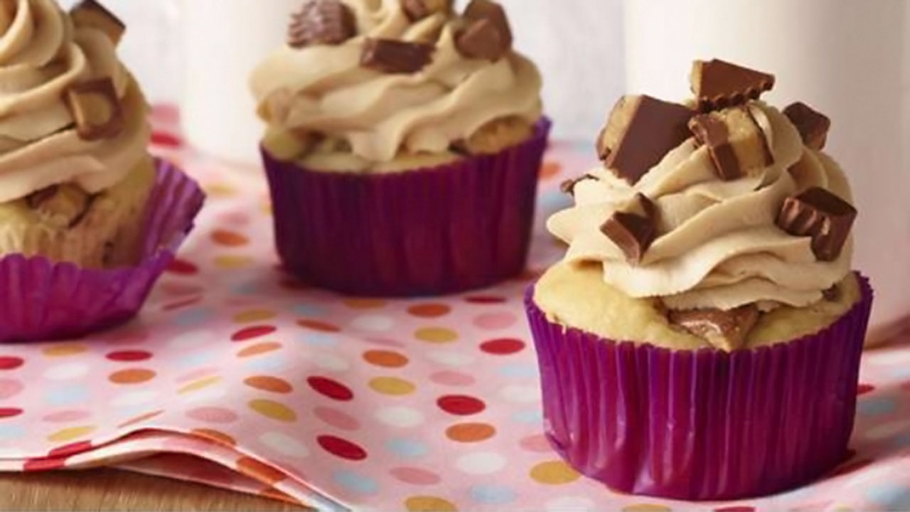 Image of REESE'S Peanut Butter Cup Crumble Cupcakes