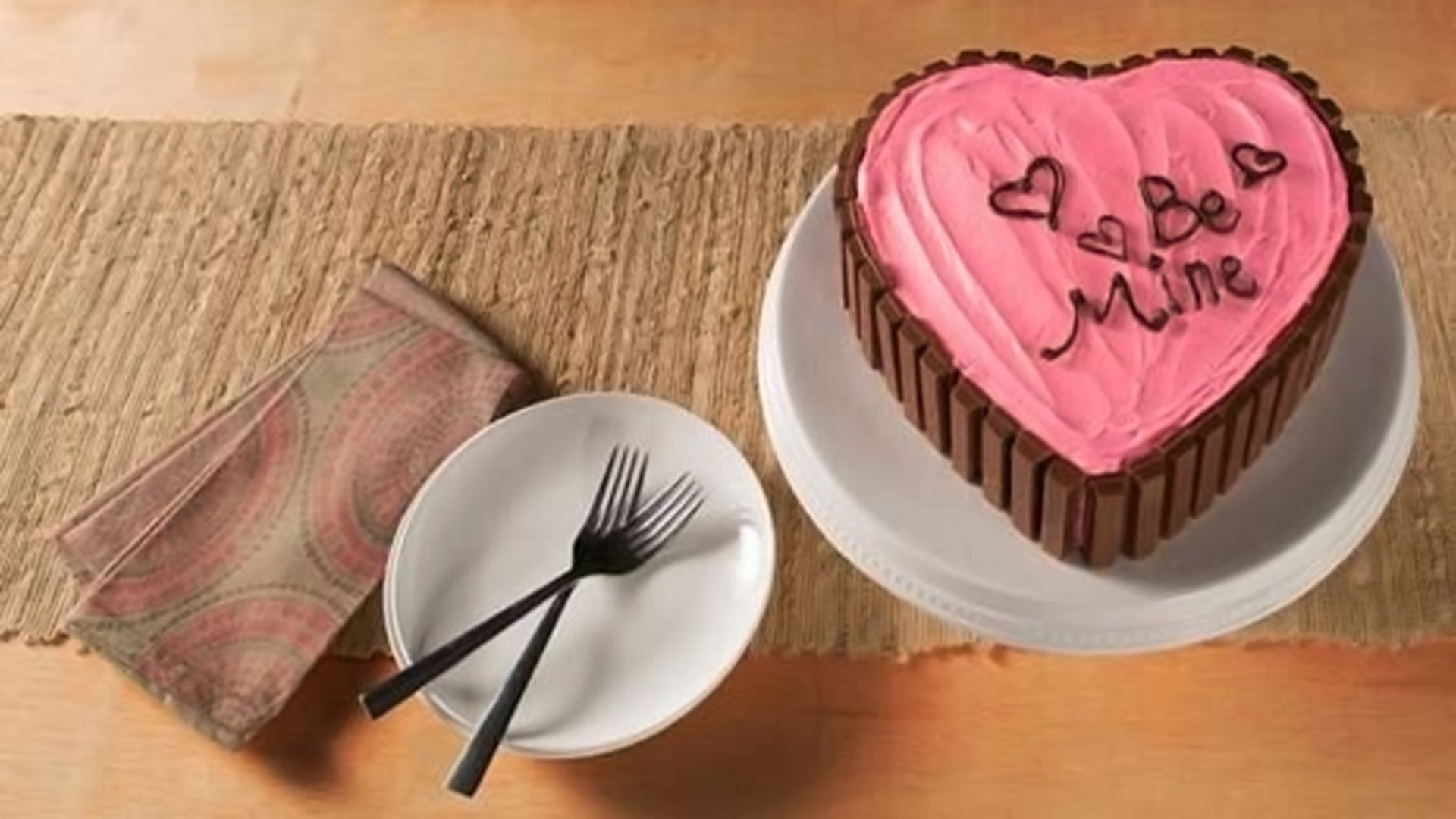 KIT KAT valentine cake